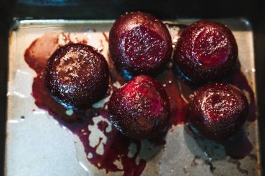 Sağlıklı besin maddeleri ve organik üretim konsepti fırında kızartılmış pancar kökü ve meyve suyu.