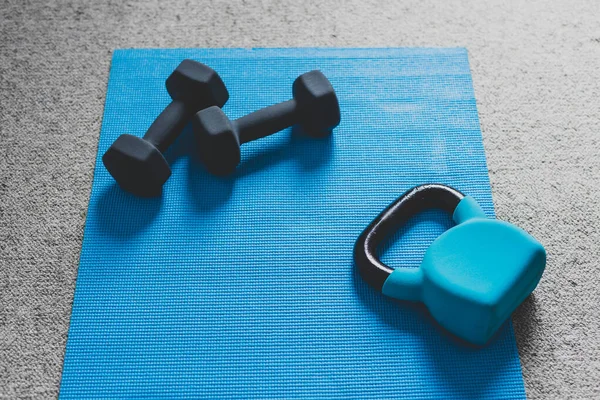 Home Gym Konzept Raum Mit Kurzhanteln Kettlebell Schaumstoffroller Und Liegestützgriffen — Stockfoto