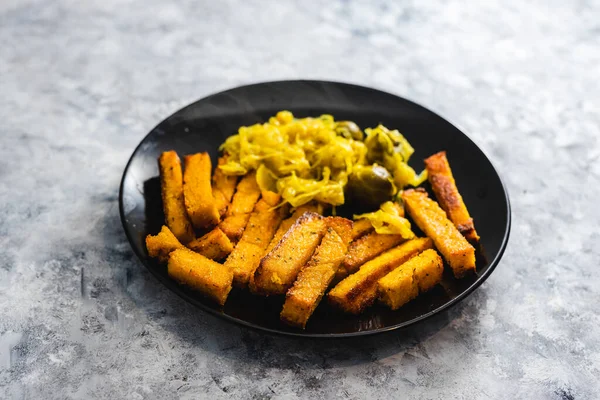 Gezonde Plantaardige Recepten Concept Veganistische Polenta Chips Zuurkool Met Spruitjes — Stockfoto