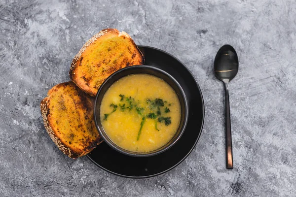 Healthy plant-based food recipes concept, vegan cauliflower corn and onion soup with parsley topping and a side of garlic bread — Stock Image Healthy Plant Based Food Recipes Concept Vegan Cauliflower Corn Onion Stock Photo