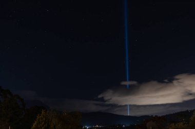 HOBART, AUSTRALIA - 18 Nisan 2020: Mona Müzesi 'nin Spektra ışık kulesi Tazmanya' daki Hobart üzerinde parlak bir ışık feneri oluşturuyor