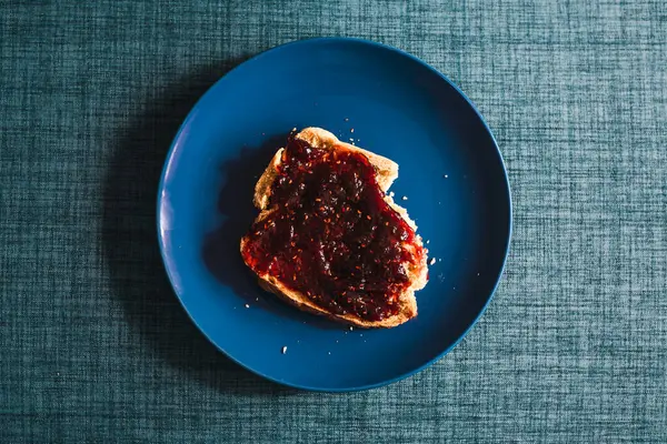 Gesunde Pflanzliche Lebensmittel Rezepte Konzept Biten Scheibe Brot Mit Himbeermarmelade — Stockfoto