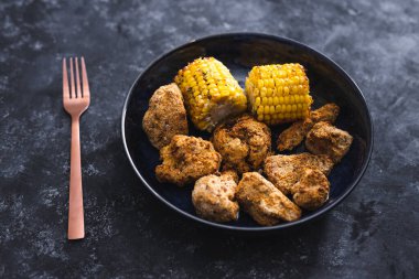 Sağlıklı bitkisel yemek tarifleri konsepti, vegan bufalo karnabahar çiçekleri ve ızgara mısır koçanı.