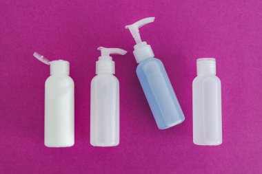 Cilt bakımı ve güzellik ürünleri konsepti, nemlendirici şişeler ve toner losyon pembe arka plan