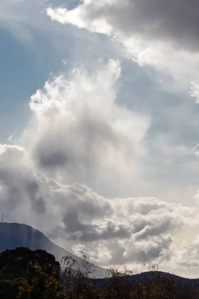 구름이지 나가고 이비치는 오스트레일리아 웰링턴 태즈메이니아에서 촬영되었다 — 스톡 사진