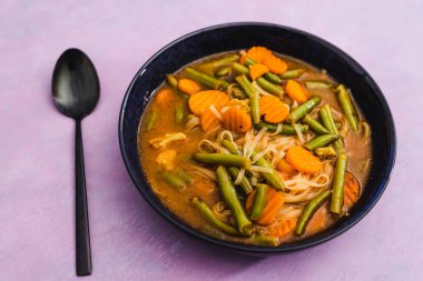 sağlıklı bitkisel yemek tarifleri konsepti, vegan havuç ve sebze suyuyla yeşil fasulye çorbası.