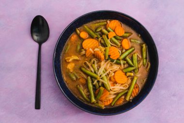 sağlıklı bitkisel yemek tarifleri konsepti, vegan havuç ve sebze suyuyla yeşil fasulye çorbası.
