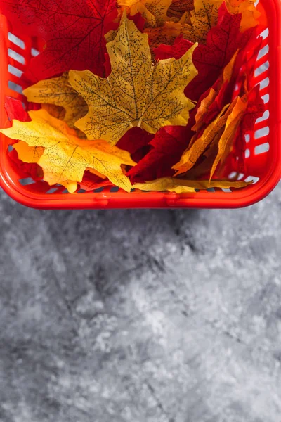 Höstprodukter Och Säsongsbetonade Shoppingkoncept Kundkorg Med Höstlöv Grönt Gult Och — Stockfoto