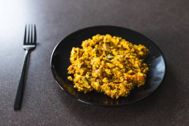 Sağlıklı bitkisel yemek tarifleri konsepti, sebzeli vejetaryen tofu ve sebze kızartması.