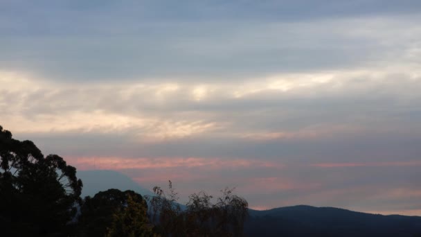 Gece Gökyüzünde Hafif Soluk Tonlarda Dolunay Görüntüsü — Stok video