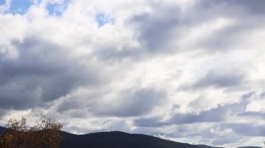 Gece gökyüzünde hafif soluk tonlarda, dolunay görüntüsü.