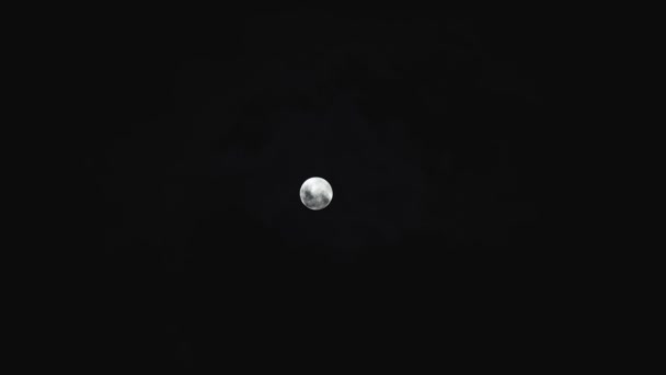 prise de vue téléobjectif de la pleine super lune dans le ciel nocturne, avec des tons doucement fanés 
