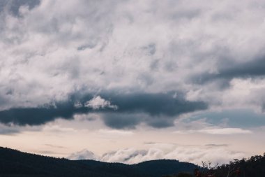 Wellington Dağı yakınlarındaki Tazmanya 'daki dağların üzerinden geçen fırtınalı bulutlar