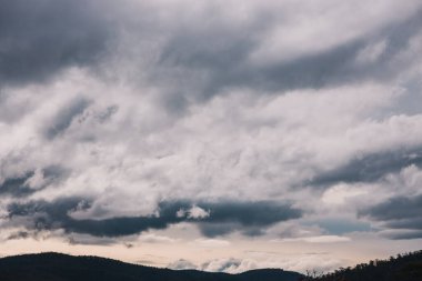 Wellington Dağı yakınlarındaki Tazmanya 'daki dağların üzerinden geçen fırtınalı bulutlar