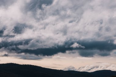 Wellington Dağı yakınlarındaki Tazmanya 'daki dağların üzerinden geçen fırtınalı bulutlar