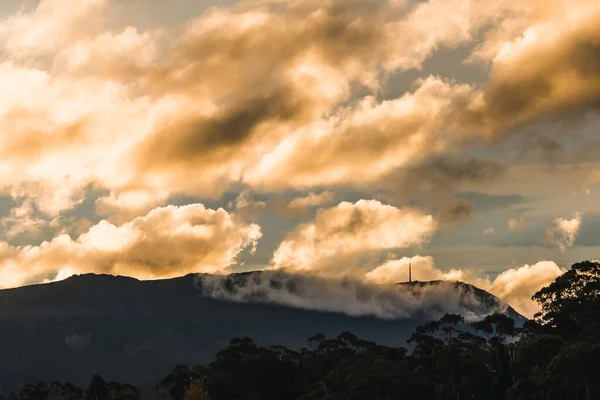 Zlaté Mraky Západu Slunce Světlem Zářícím Přes Hory Tasmánii Austrálie — Stock fotografie