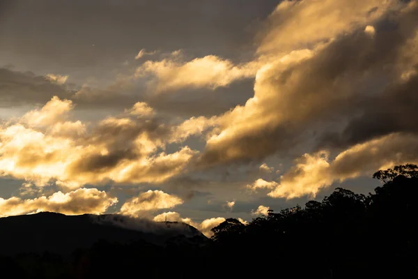 Nuvens Douradas Por Sol Com Luz Brilhando Através Tiro Sobre — Fotografia de Stock