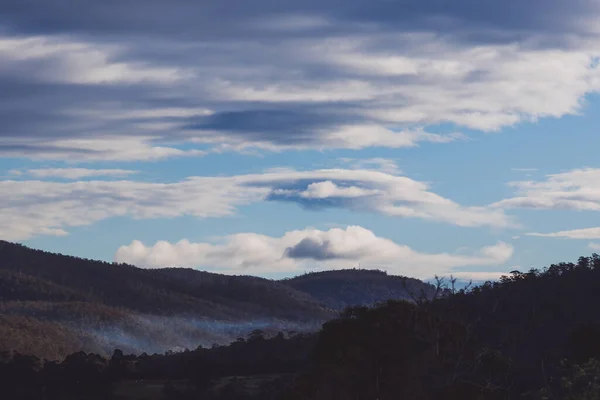 Belas Nuvens Sobre Montanhas Tasmânia Tiro Perto Kunanyi Também Conhecido — Fotografia de Stock