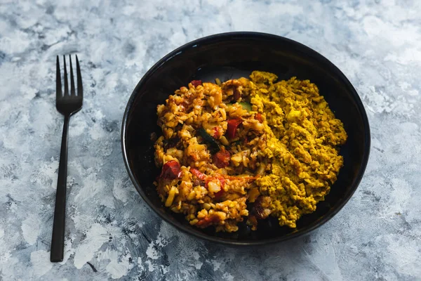 Gesundes Pflanzliches Ernährungskonzept Veganer Rührei Tofu Mit Mediterranem Gemüse Und — Stockfoto