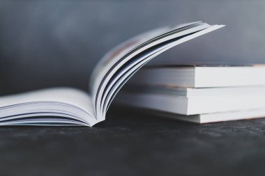 Eğitim ve kendini geliştirme, bir kitap yığını açık, göz hizasından sığ alan derinliğine sahip.