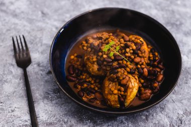 sağlıklı bitkisel yemek tarifleri konsepti, fasulyeli vegan fırında patates ve mercimek körisi.