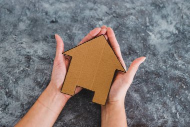 gayrimenkul yatırımı veya sigorta kavramı, el ele tutma ev simgesi metnin yanında