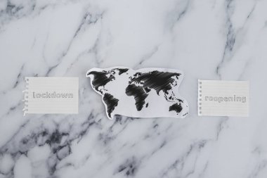 Covid-19 'un küresel salgınından sonra normale dönmek, dünya haritasının yanındaki işaretlerin yeniden açılmasına karşı tecrit