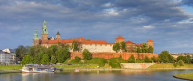 güneş ışıkları kalenin duvarlarının Krakow