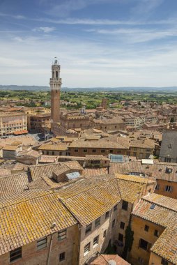 Toskana bölgesindeki eski şehrin yukarısındaki mavi gökyüzü