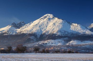mavi gökyüzünün altında Alp Dağları'nın beyaz bluz