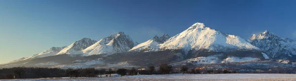 Panorama van hoge bergen — Stockfoto