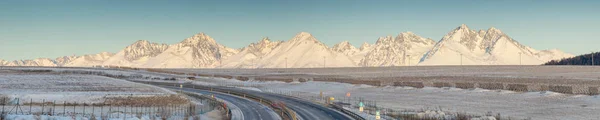 Groothoek panorama van veel toppen — Stockfoto