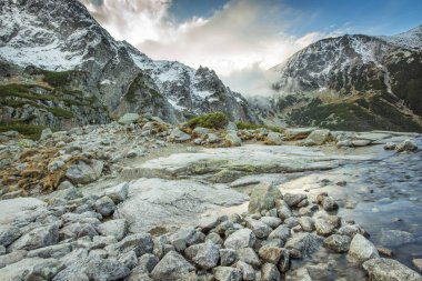 Bulutların üzerinde göl Dağları
