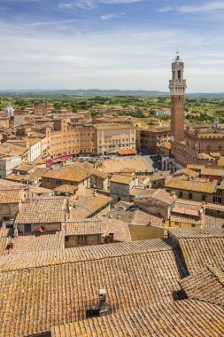 İtalyan şehir Kulesi ve teracotta çatılar için görüntüleyin
