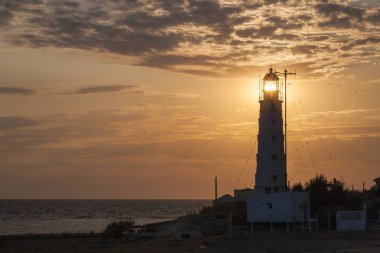 Güneş aydınlatma ile denizde deniz feneri lamba görüntülemek