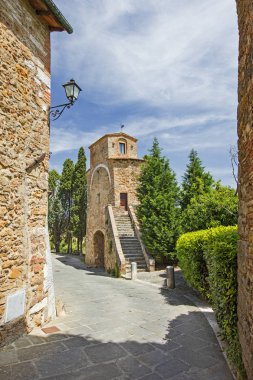 gölgeler ve eski şehir mavi gökyüzünde