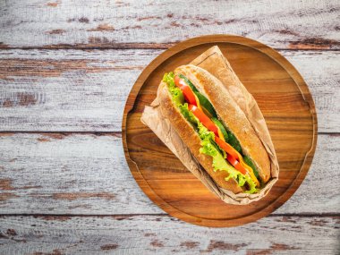 Tahta tabakta vejetaryen ciabatta 'ya düz bir görünüm.