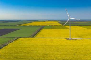Yalıtılmış rüzgar türbinine ait hava görüntüsü kopyalama alanı olan sarı kolza tohumu alanlarında