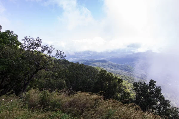 Cliff med Mon Long Mon Cham (Mon Jam) bjerg, Mae Rim Chiangmai - Stock-foto