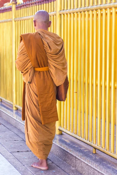 Tajski mnich spacerem — Zdjęcie stockowe