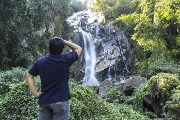 Thaise man met Mae Tia Waterfall, Obluang Nationaal Park, Chiangmai — Stockfoto