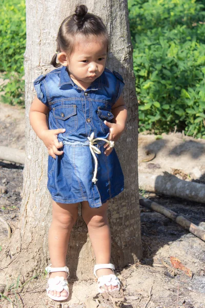 Tailandês menina no feijão jardim — Fotografia de Stock