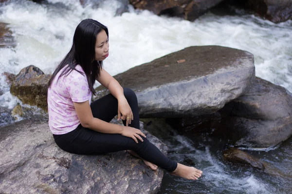 Thaise vrouw met Mae Ya waterval, Chiangmai, Thailand — Stockfoto