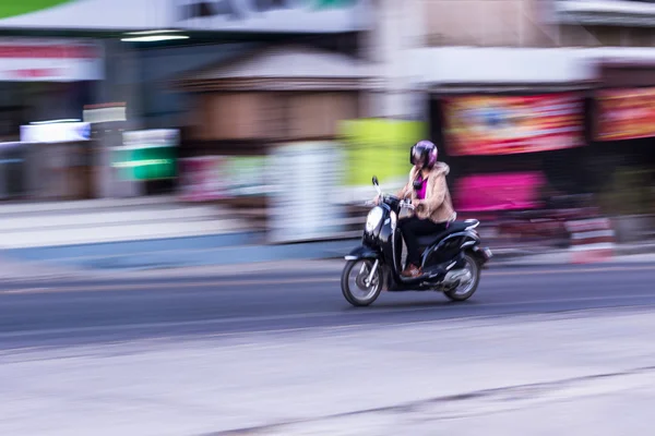 Motorcykel panorering i road, Asien Stockfoto