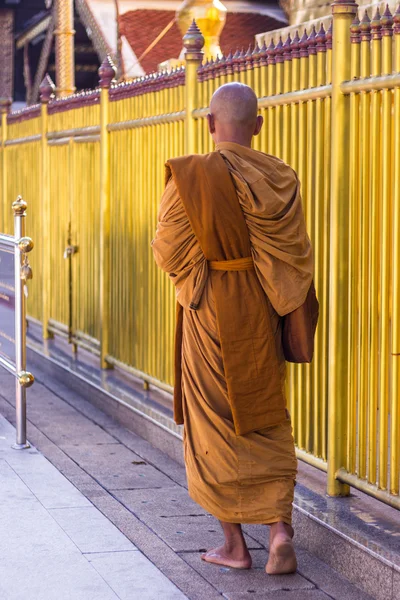 Thajské monk chůze — Stock fotografie