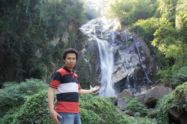 Таец с водопадом Мэй Тиа, Национальный парк Облуанг, Чиангмай — стоковое фото