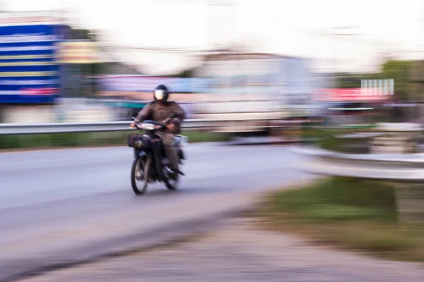 Motorfiets pannen in road, Asia — Stockfoto