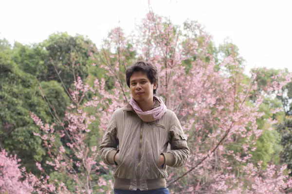 Thai pria dengan Wild Himalayan Cherry, potret — Stok Foto