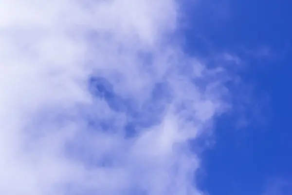 Kozmetikai jellegű cloudscape kék ég és fehér felhő — Stock Fotó