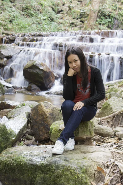 Thaise vrouw met Mae Kam Pong waterval, Chiangmai, Thailand — Stockfoto